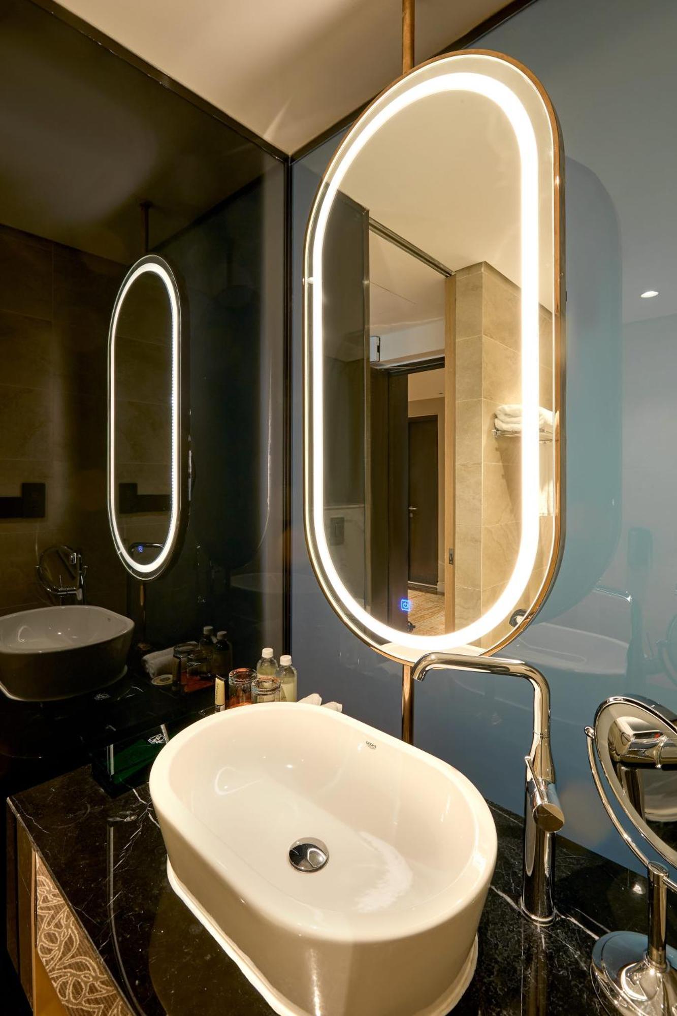 Rey Khách sạn 4*